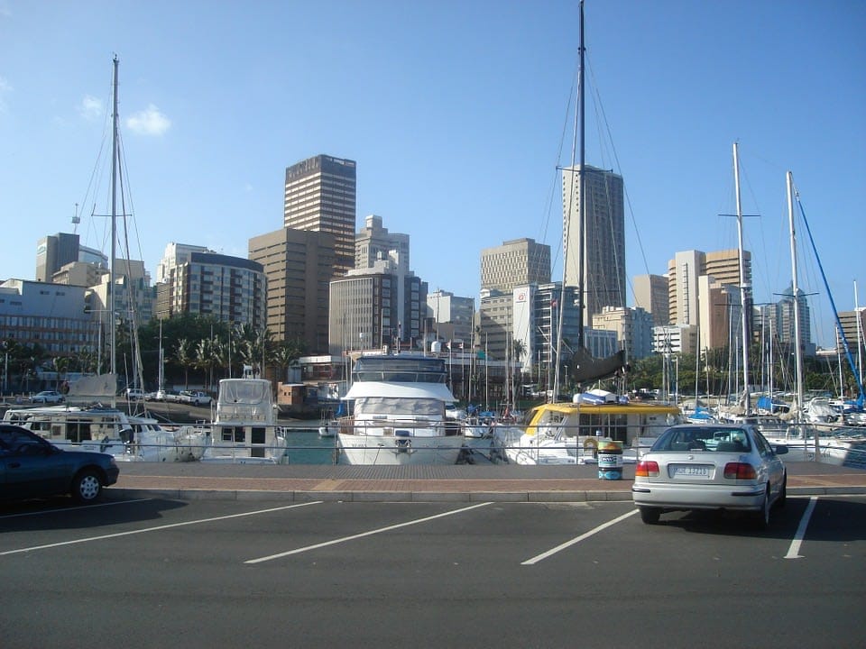 Stadt mit Hafen und Wolkenkratzern in Afrika, moderne Skyline bei schönem Wetter.