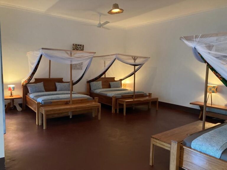 In stilvollen African Safari Lodges mit Moskitonetzen und Komfort.