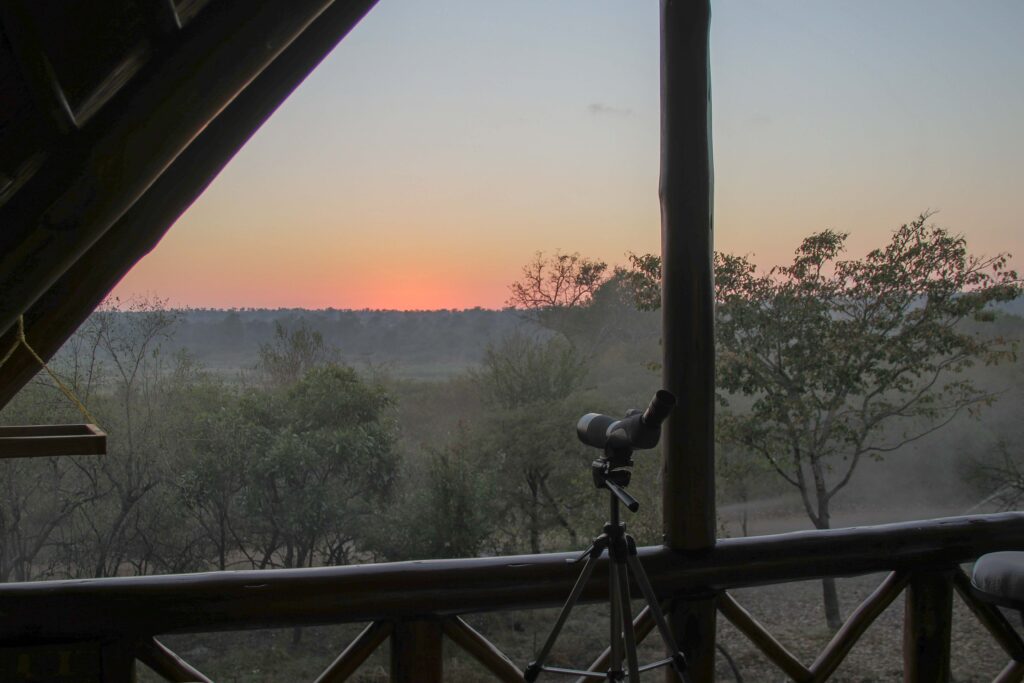 Teleskop in Baumhaus, Safari, Tierbeobachtung, Afrikanische Natur, Wildtiere, Serengeti.