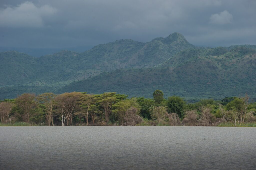 Malerischer See und grüne Berge in Afrika, ideales Reiseziel für Natur- und Abenteuertouren in Afrika.