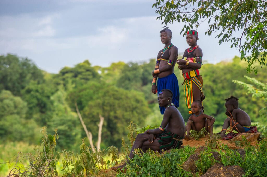 Traditionelle afrikanische Stammeshüte im Freien.