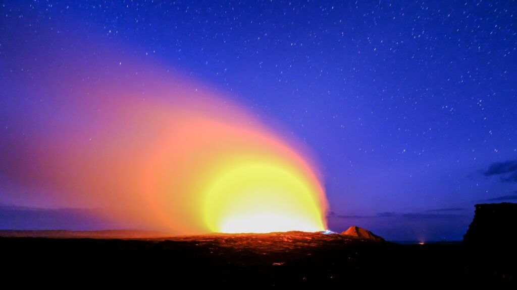 Leuchtende Polarlichter am Nachthimmel in der afrikanischen Wüste mit farbenfrohen Lichtern.