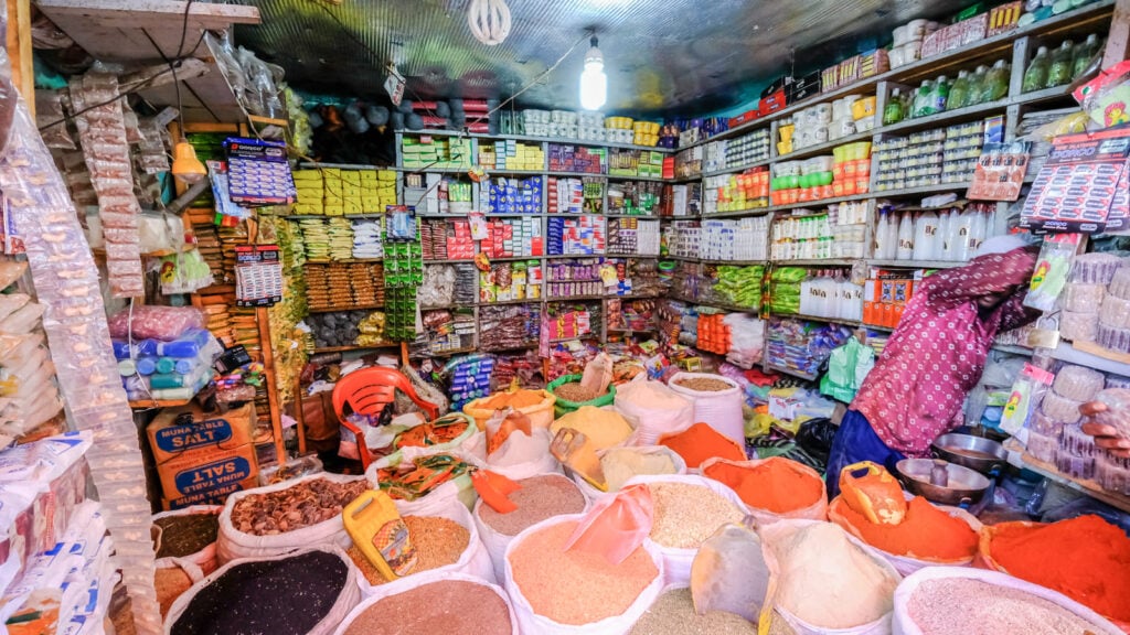 Bunte Gewürzregale im afrikanischen Markt, exotische Gewürze für authentische Küche.