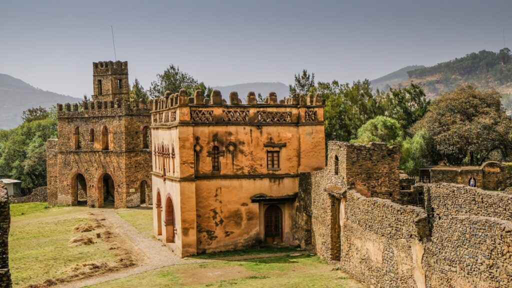 Alte afrikanische Festung mit traditionellem Baustil und beeindruckender Landschaft im Hintergrund.