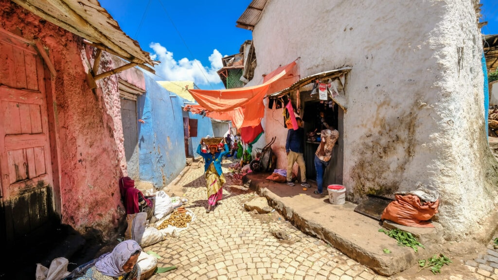 Farbenfrohe Gassen mit lokalen Händlern in Mali.
