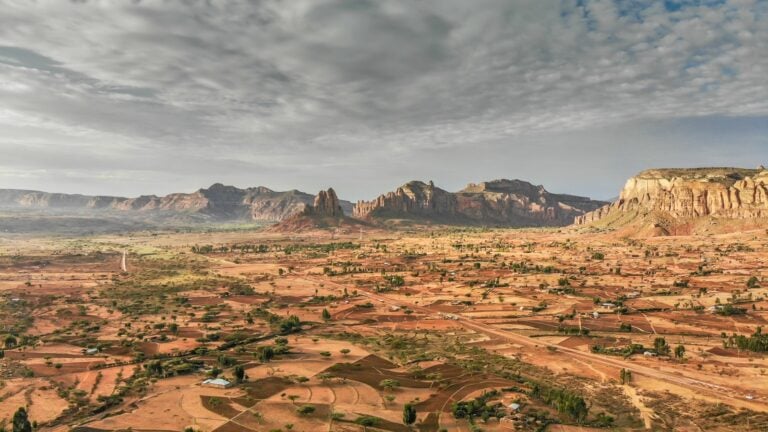 Beeindruckende Landschaft in Afrika mit Felsen und Savanne.