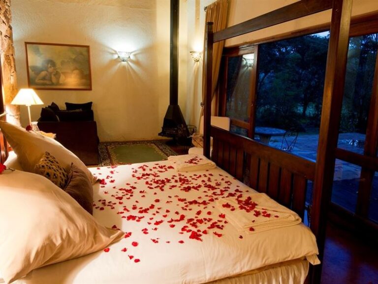 Kuscheliges Schlafzimmer mit Blütendekoration, Lodge-Charme, Safari-Erlebnis.