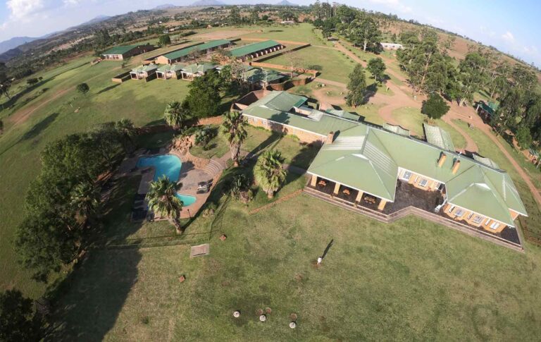 Luxus-Safari Lodge mit Pool und Naturblick in Afrika.