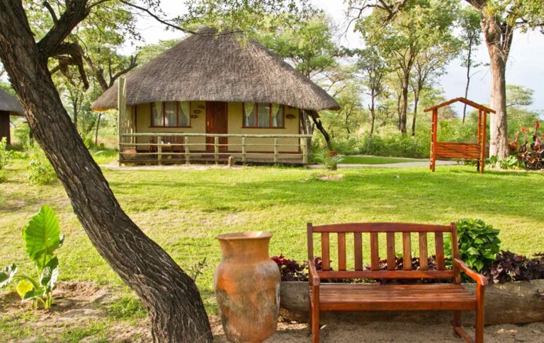 Hütten im afrikanischen Safari-Paradies, Natur, Tierbeobachtung.