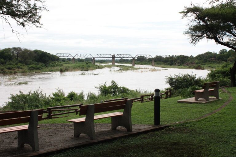 Schöne Flusslandschaft in Afrika mit Bänken und Brücke.