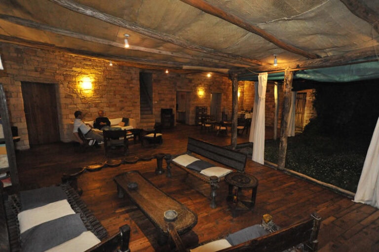 Hütten-Interior mit afrikanischem Stil, Holzdecken, inspirierende Safari-Atmosphäre, ideal für Afrika-Reisen.