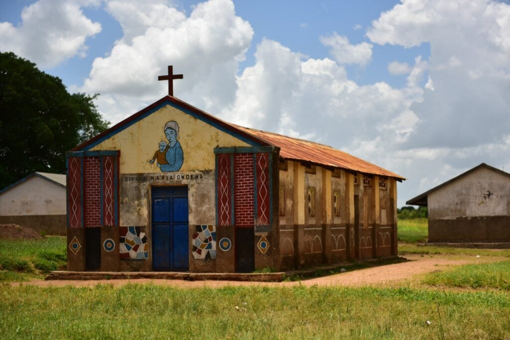 Altarbild der Maria Gwozka an einer afrikanischen Kirche in Tansania, typisch für Afrika-Reisen.