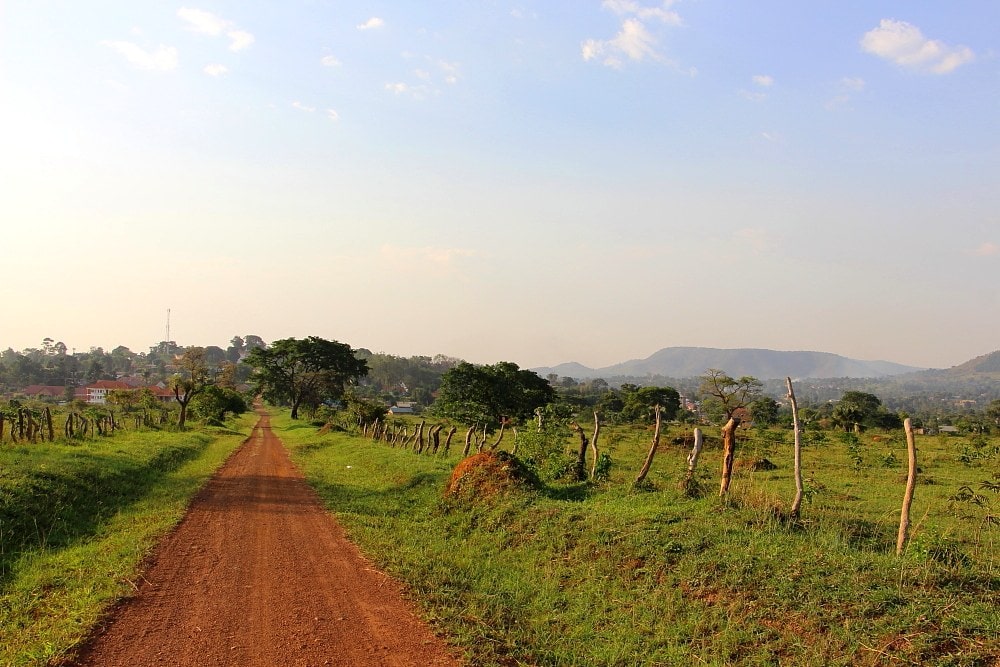 Straßen in der afrikanischen Landschaft, weite Ebene, Natur, Afrika Abenteuer.