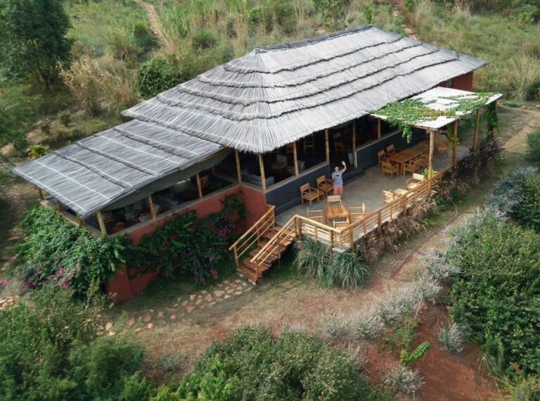 Traditionelle afrikanische Hütte im Grünen, Natur, Nachhaltigkeit, Safari Afrika.