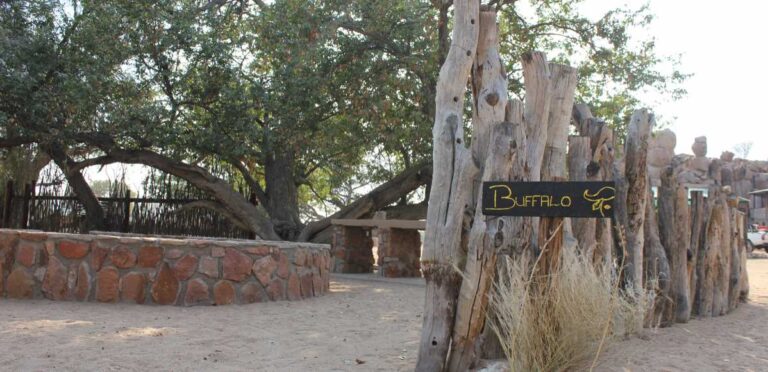 Alt: Afrikanisches Safari-Lodge mit Holz- und Naturmaterialien in Kenia.