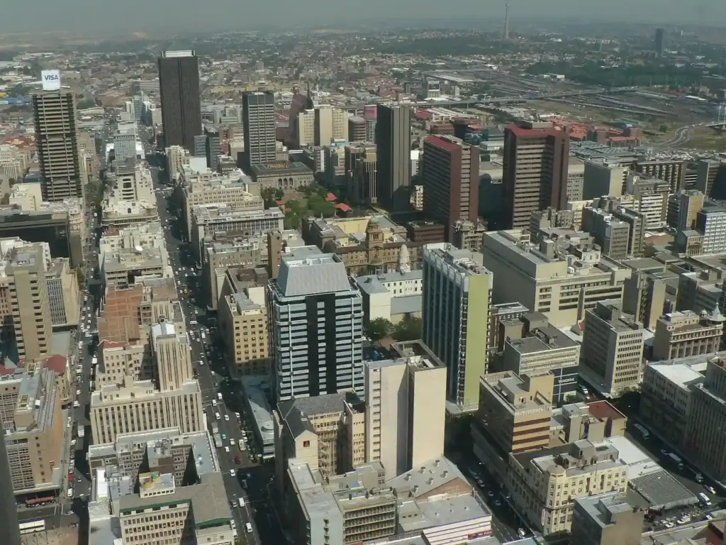 Hochhaus in Nairobi, Kenia, mit weitem Blick auf die Innenstadt und bedeutende Wolkenkratzer in Afrika.