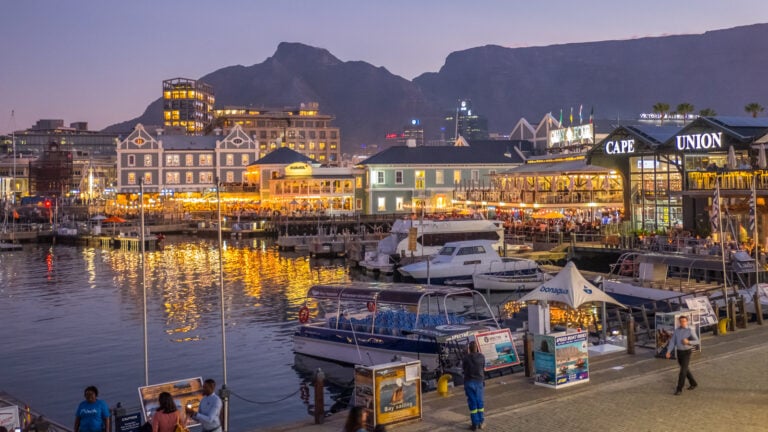 Erleben Sie das bunte Hafenviertel mit Restaurants, Geschäften und Yachten in Kapstadt.