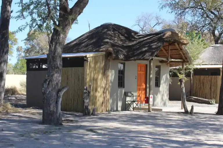 Hütten im afrikanischen Safari-Design, umgeben von Natur, geeignet für Abenteuerreisen.