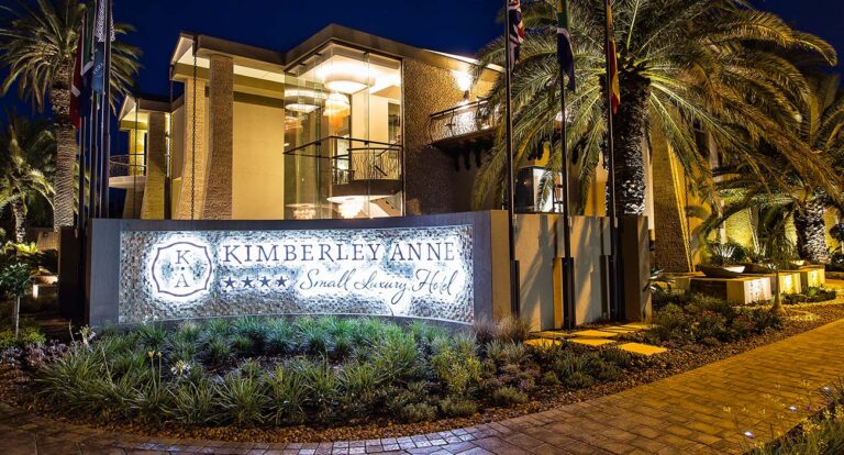 Attraktives Afrika Small Luxury Hotel bei Nacht.