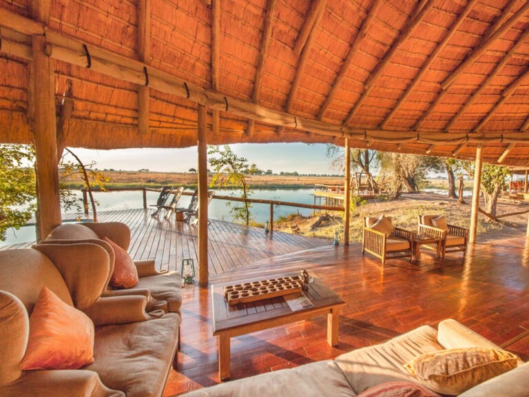 Gemütliche afrikanische Lodge mit Wasserblick, Lounge und Naturkulisse.