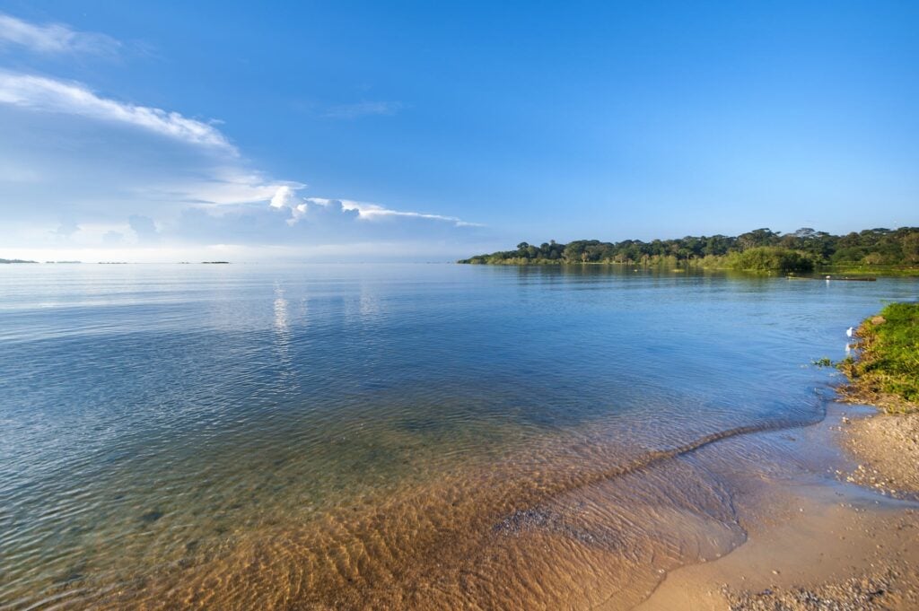 Ein ruhiger, idyllischer Strand in Afrika mit klarem Wasser, Sand und Blick auf die Natur. Perfekt für Erholung und Naturerkundung.