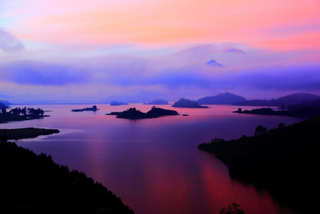 Magischer Sonnenuntergang über den Victoria-See in Uganda mit sanften Farben und üppigen Landschaften.