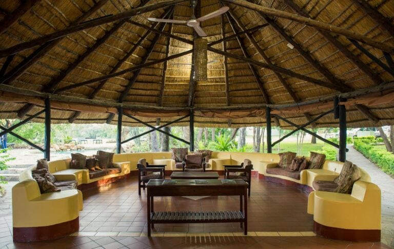 Gemütliche Lodge im afrikanischen Safari-Stil, ideal für Tierbeobachtungen in Afrika.