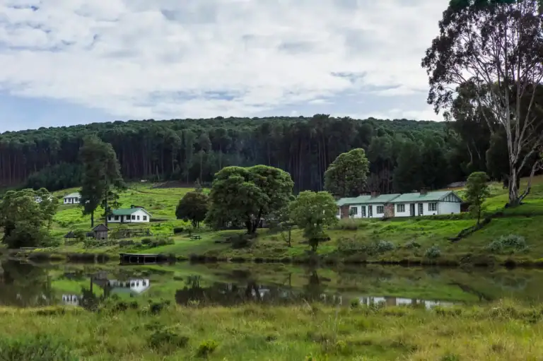 Refugium im Grünen, afrikanische Landschaft mit Seen und Hütte.