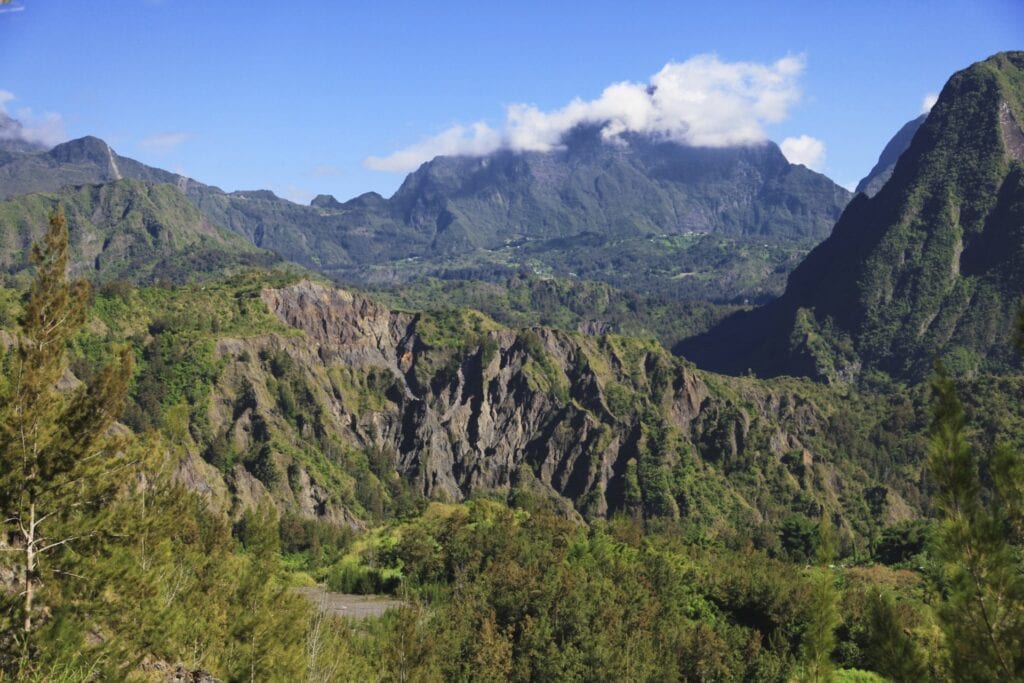 Abenteuerliche Afrika-Reise mit Blick auf grüne Bergen und tropischen Regenwald.