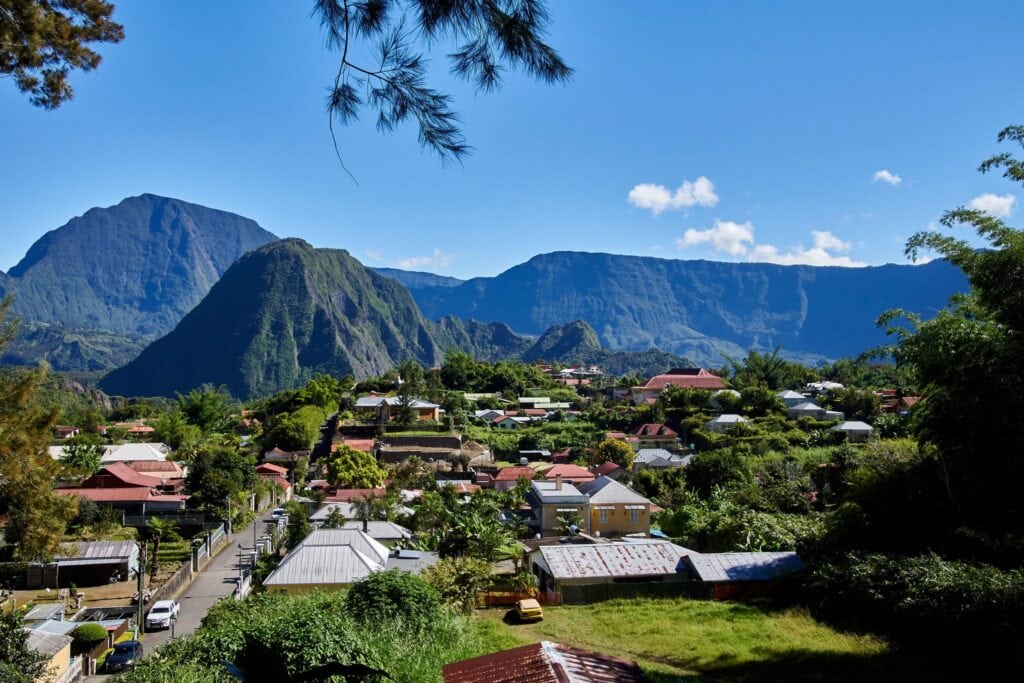 Landschaft mit Bergen, Häusern und Natur in Afrika.