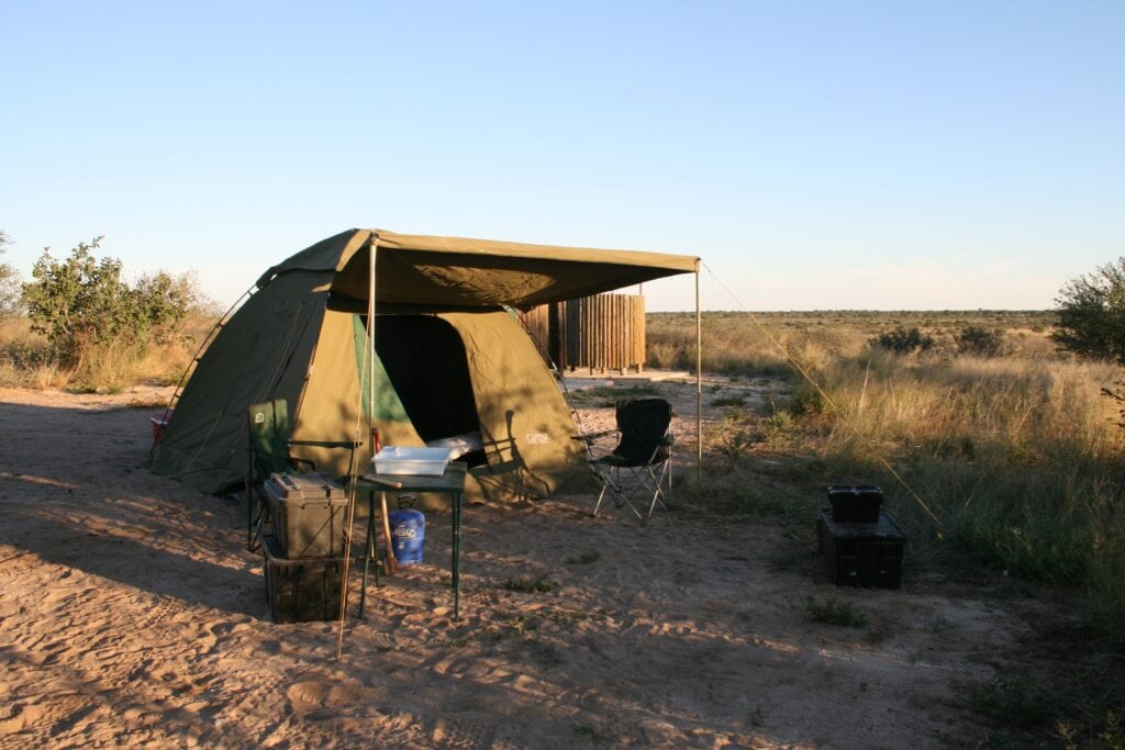 Zelt im afrikanischen Busch, Wildtiere, Afrika-Reisen, Naturerkundung.