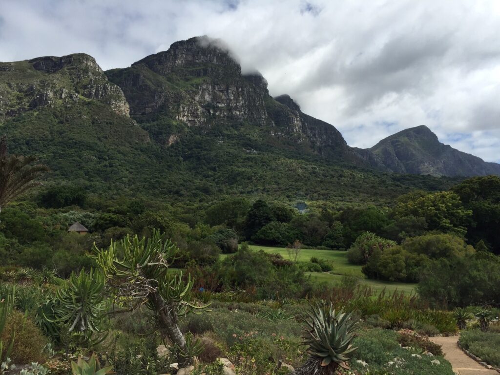 Beeindruckende Berglandschaft in Afrika, ideal für Natur- und Wanderreise, grüne Täler und Wolken.