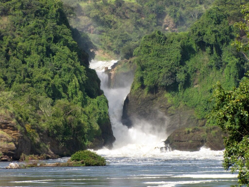 Dschungelwasserfall im afrikanischen Regenwald, Urwald, Afrika Reisen.