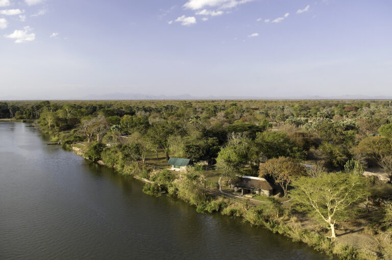 Atemberaubende Flusslandschaft mit üppiger Vegetation in Afrika.