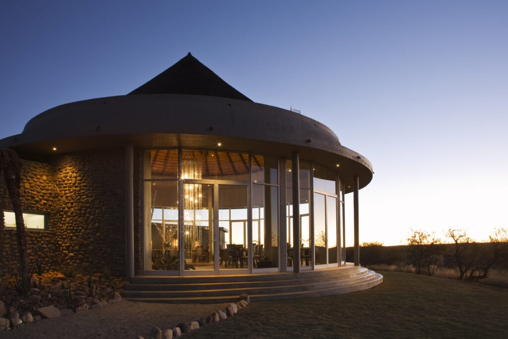 Moderne afrikanische Lodge am Sunset, perfekt für Safari-Urlaub in Afrika.