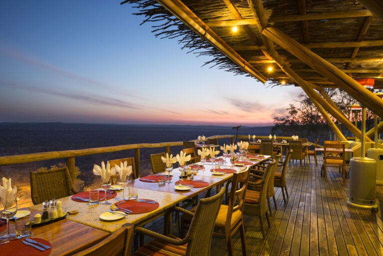 Ein exklusiver Safari-Restaurant im afrikanischen Dschungel mit Blick auf den Sonnenuntergang und eine elegante Atmosphäre. Perfekt für African Travel Erlebnisse.