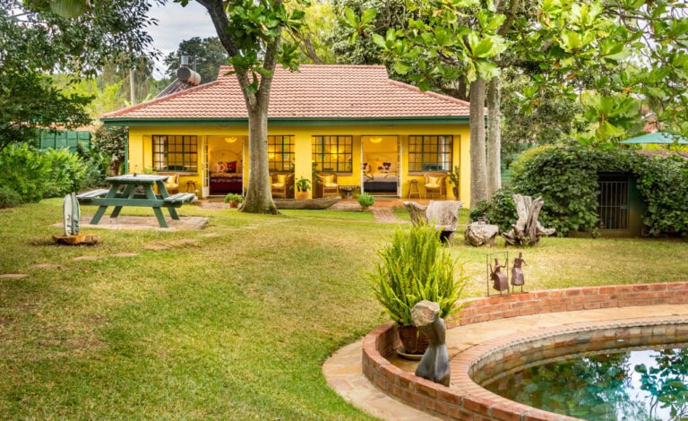 Gemütliches Ferienhaus in Afrika mit Garten und Entspannung im Pool.