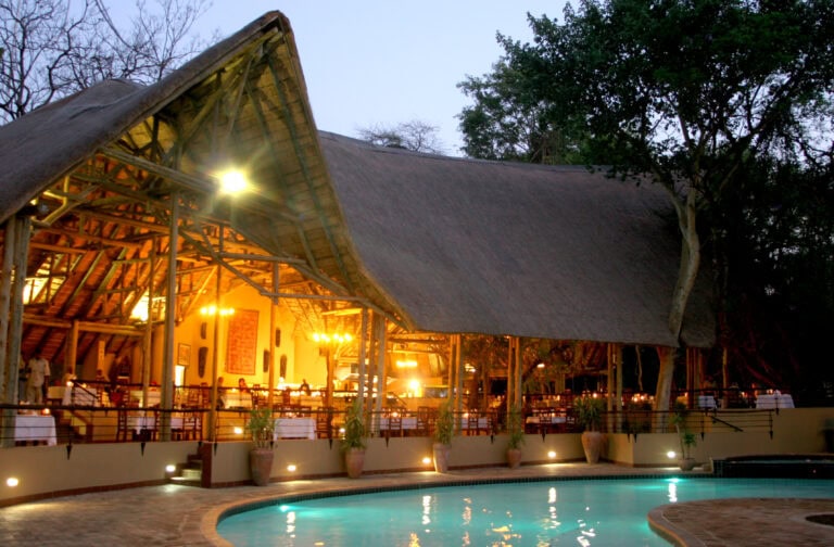 Exklusive afrikanische Lodge mit Pool, ideal für Safari- und Naturreisen in Afrika.