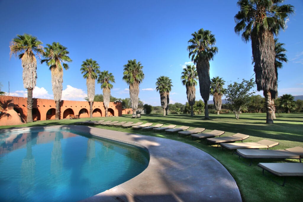 Blick auf Pool und Palmen im afrikanischen Resort.