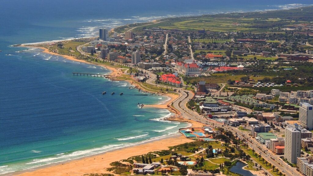 Traumhafter Strand und Stadtpanorama in Kapstadt, Südafrika.