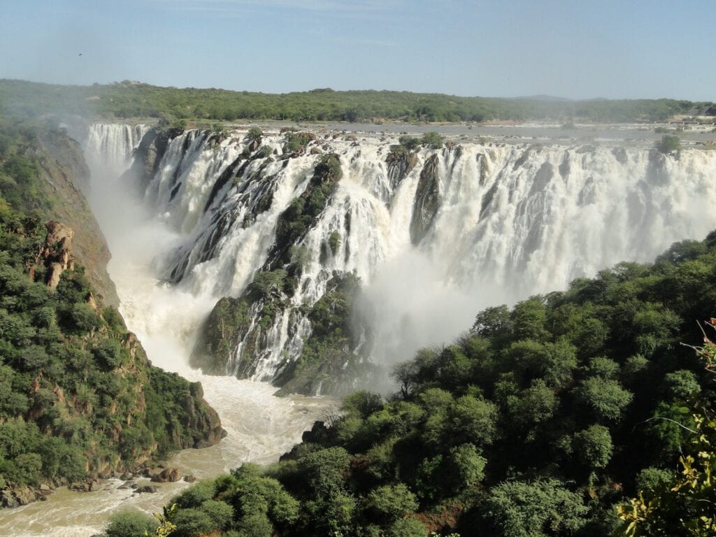 Victoriafälle, Wasserfälle in Afrika, UNESCO-Weltnaturerbe, Safari, Naturwunder, Reise, Abenteuer.