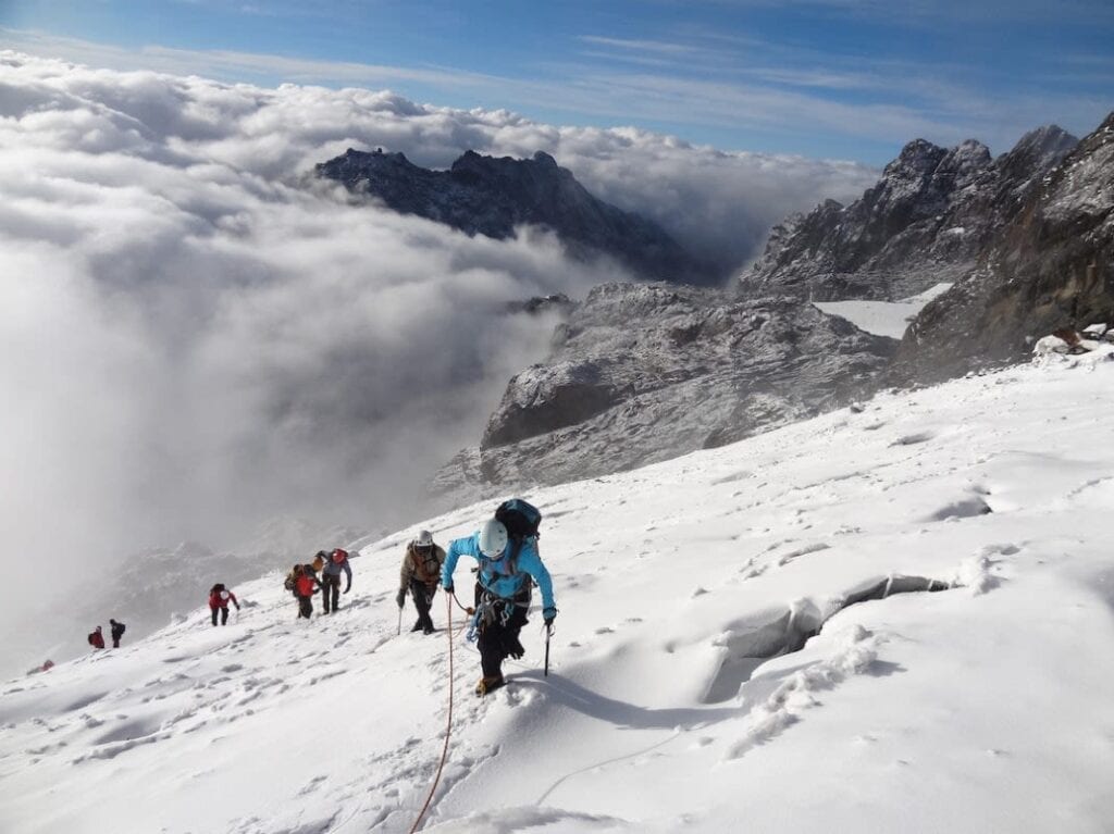 Alpine Bergsteiger auf Schneeberg, Abenteuer im Hochgebirge, Winterwandern, Toptrekking, Bergtouren in Europa.