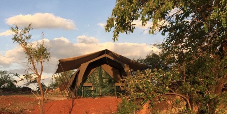 Zelt in der afrikanischen Natur bei Sonnenuntergang.
