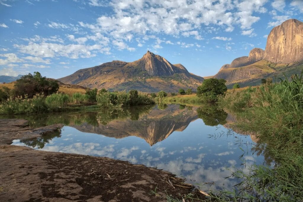 Reflexion des Mount Meru im Wasser, Tansania.