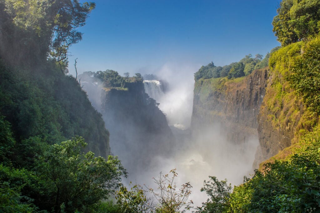 Naturwunder Wasserfälle, Victoriafälle im Regenwald Afrikas, wildes Afrika, Reisetipps.