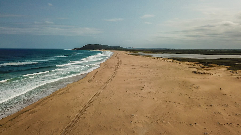 Attraktiver afrikanischer Strand mit Dünen und Meeresblick.