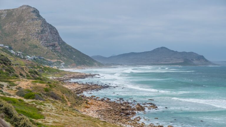 Bilder von der atemberaubenden Küste Südafrikas mit Bergen, Wellen und felsigen Stränden.