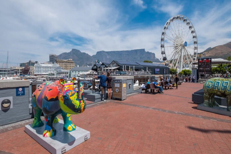 Bunt bemalter Elefanten-Skulptur am Hafen in Kapstadt, Afrikas berühmte Reise-Attraktion.