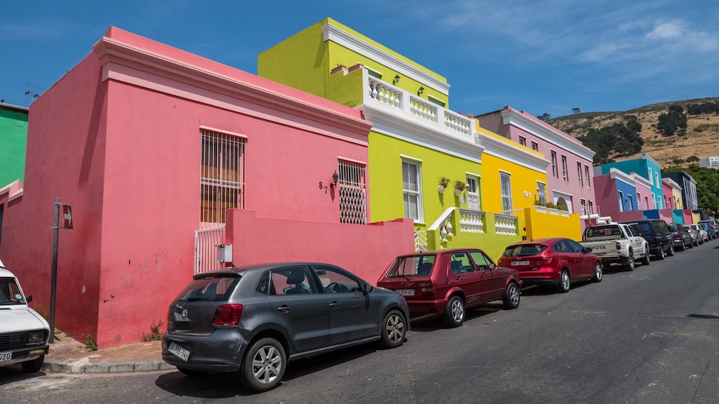 Lebendige, farbenfrohe Häuser in Kapstadt, Südafrika, ideal für Afrika Reisen und Kulturentdeckung.