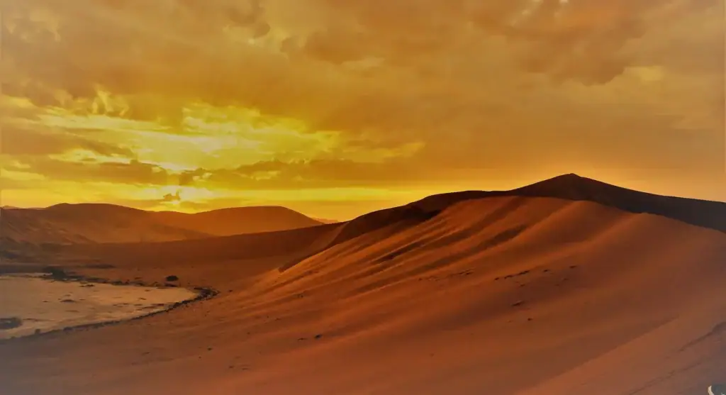 Afrika Wüstenlandschaft, Sonnenuntergang, Dünen, Sahara, Reiseziele in Afrika.